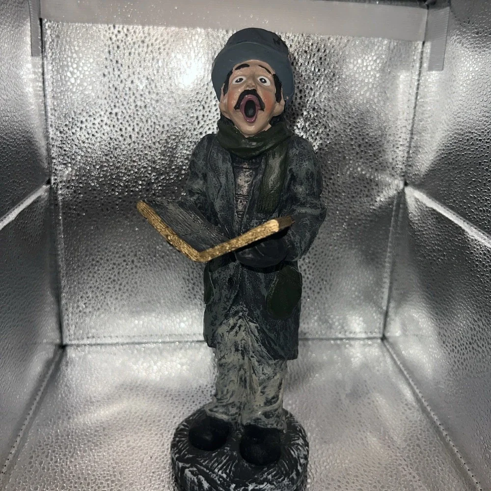CAROLER COLLECTIBLE WINSOR COLLECTION Christmas Caroler Figurine Unique Collect‎